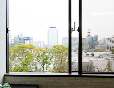 窓の半開による換気の徹底