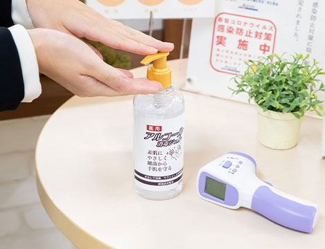 入口にアルコール消毒液・検温器を設置